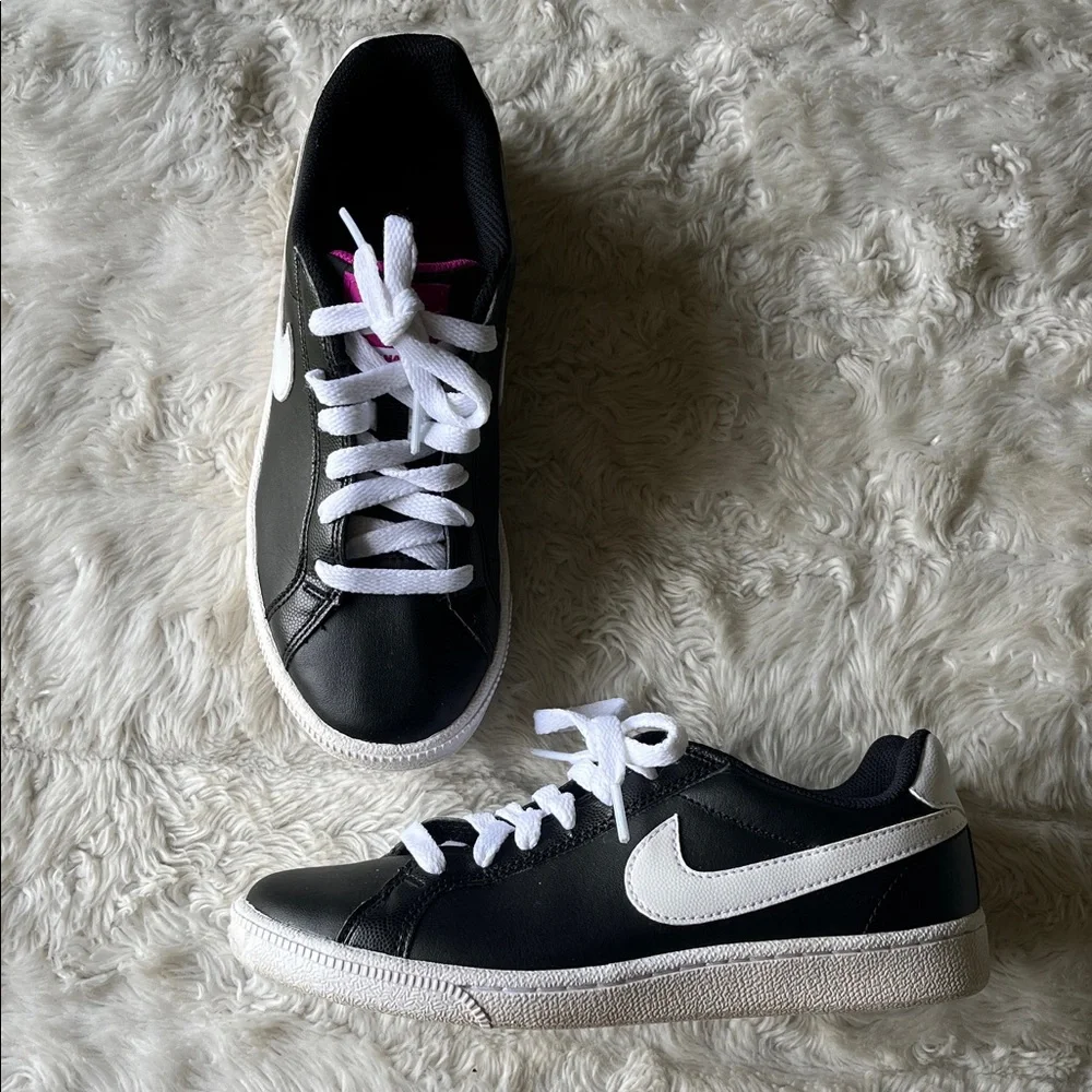 Nike youth girls‎ sneakers Black and White size 6